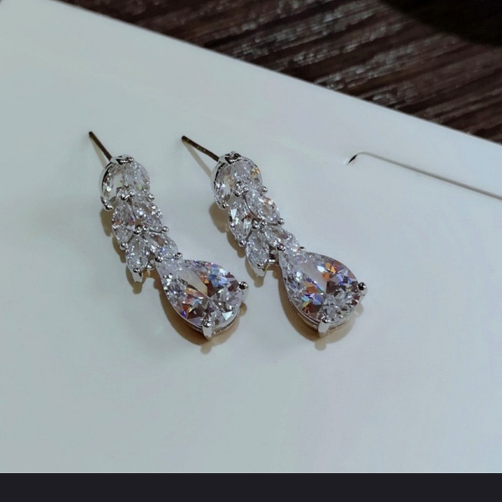 ABSOLUTELY STUNNING!! Leaf Dangle CZ earrings - Picture 5 of 7